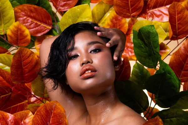 Queen Garbowana Skóra Dżungli Asian Teenager Kobieta Mody Makijaż Stoją — Zdjęcie stockowe