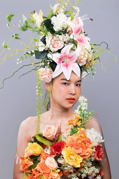 Corona Fiore Fresco Come Regina Asiatica Molto Bella Donna Moda — Foto Stock