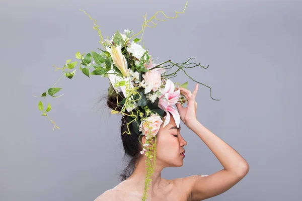 Crown Fresh Flower Queen Asian Very Beautiful Woman Fashion Posing — Fotografia de Stock