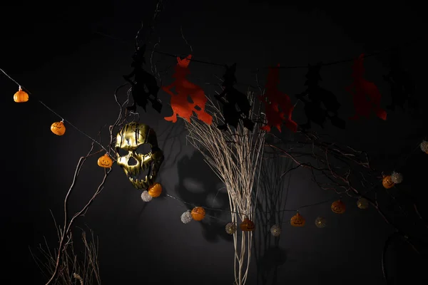 Halloween Ambiente Oscuro Decorar Con Brujas Anaranjadas Cabeza Calabaza Colgando — Foto de Stock