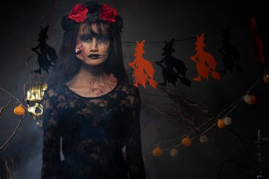 Yüzünde yara izi olan zombi bir kadın. Kırmızı gül korkunç bir elbise ve intikam almak istiyor. Tüm lanetli yerleri öldürmek istiyor.