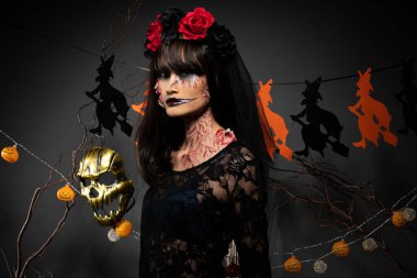 Yüzünde yara izi olan zombi bir kadın. Kırmızı gül korkunç bir elbise ve intikam almak istiyor. Tüm lanetli yerleri öldürmek istiyor.