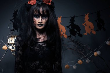 Yüzünde yara izi olan zombi bir kadın. Kırmızı gül korkunç bir elbise ve intikam almak istiyor. Tüm lanetli yerleri öldürmek istiyor.