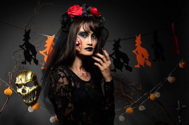 Yüzünde yara izi olan zombi bir kadın. Kırmızı gül korkunç bir elbise ve intikam almak istiyor. Tüm lanetli yerleri öldürmek istiyor.