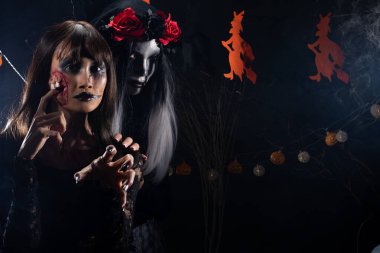 Cadılar Bayramı arkaplan cadılar balkabağı baş süsleme, sade karanlık gölge fotokopi uzay dumanı, şeytan beyaz yüz palyaço, zombi kız siyah saç, intikam hayaletiyle birlikte ele geçirilmiş iki hayalet.