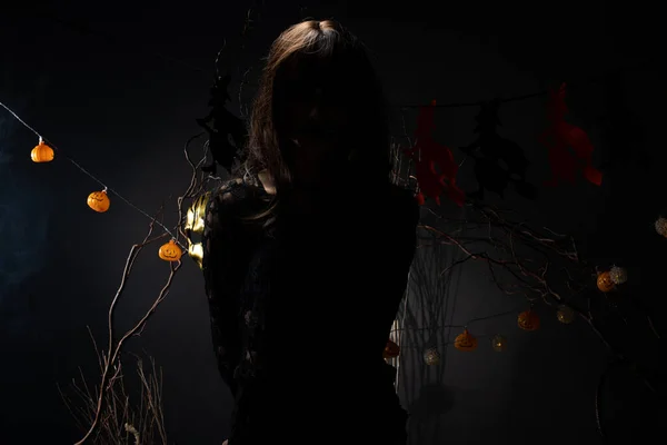 Halloween Tło Wiedźmą Girlandy Dyni Wiszące Duch Zombie Dziewczyna Świeżymi — Zdjęcie stockowe
