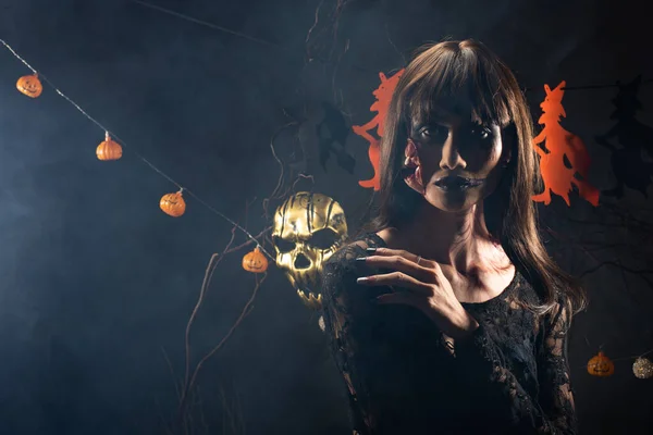 Halloween Tło Wiedźmą Girlandy Dyni Wiszące Duch Zombie Dziewczyna Świeżymi — Zdjęcie stockowe