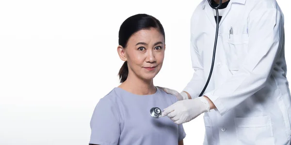 Aziatisch Midden Jaren Leeftijd Vrouw Patiënt Check Gezondheid Met Doctor — Stockfoto