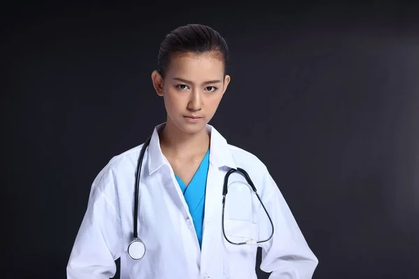 Asiático Hermosa Doctor Mujer Uniforme Con Estetoscopio Retrato Medio Cuerpo — Foto de Stock