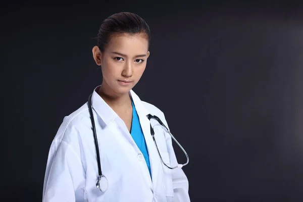 Asiático Hermosa Doctor Mujer Uniforme Con Estetoscopio Retrato Medio Cuerpo — Foto de Stock