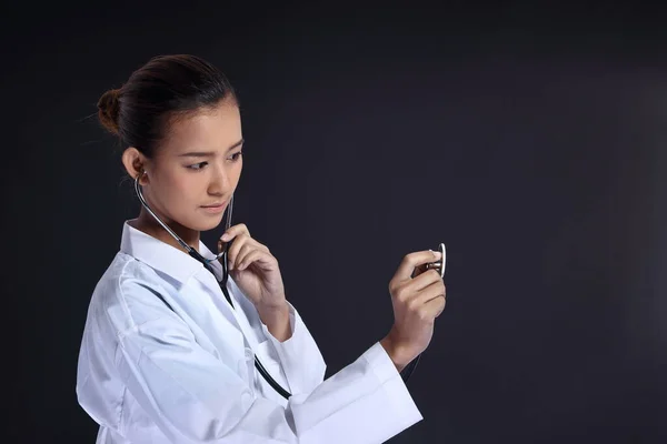 Asiático Hermosa Doctor Mujer Uniforme Con Estetoscopio Comprobar Acto Retrato —  Fotos de Stock