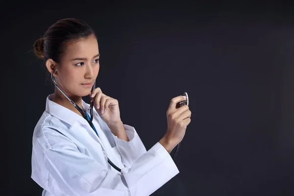 Asian Beautiful Doctor Kobieta Mundurze Stetoskopem Sprawdzenie Akt Portret Pół — Zdjęcie stockowe