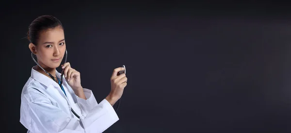 Ásia Bela Médico Mulher Uniforme Com Estetoscópio Verificação Ato Retrato — Fotografia de Stock