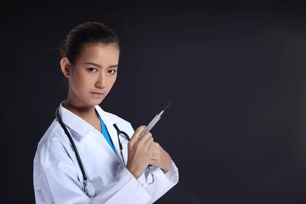 Mujer Asiática Hermosa Del Doctor Uniforme Con Jeringa Del Estetoscopio — Foto de Stock