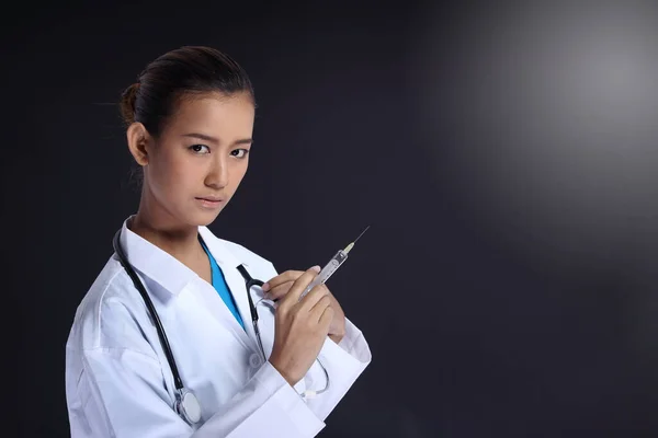 Asiatische Schöne Ärztin Uniform Mit Stethoskopspritze Der Hand Zeigt Nach — Stockfoto