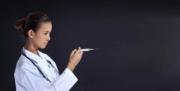 Asiática Bela Doutora Mulher Uniforme Com Seringa Estetoscópio Mão Ponto — Fotografia de Stock