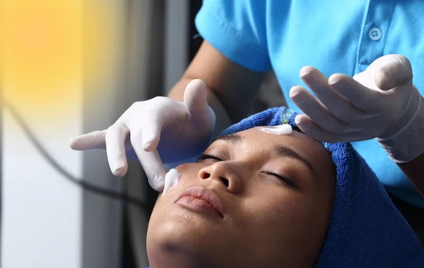 Aging Facial Med Krämmassage Kvinnligt Ansikte Särskild Behandling Har Kollagen — Stockfoto