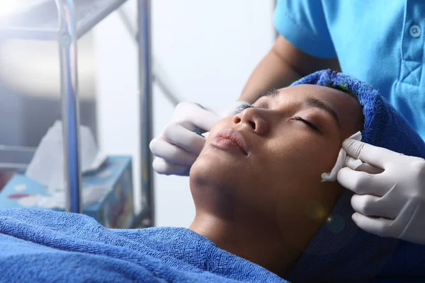 Envejecimiento Facial Con Crema Masaje Cara Mujer Tratamiento Especial Tiene —  Fotos de Stock