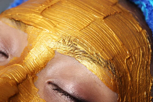 Антистадне Обличчя Золотою Маскою Масаж Жіночому Обличчі Золоті Озера Мають — стокове фото