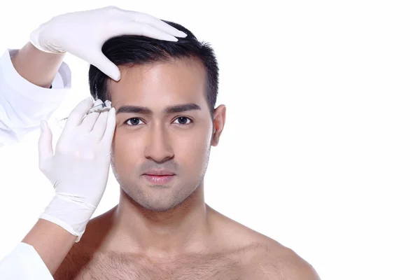 亚洲男人要在整形手术前检查眼睛 用护士的橡胶手套触摸 用工作室照明白色背景色作为文字标识 — 图库照片