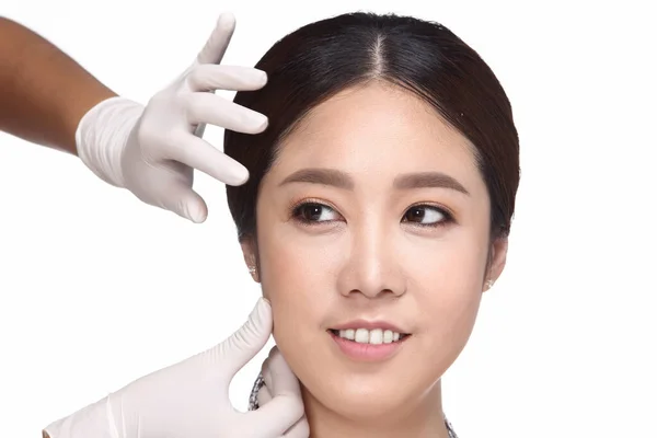 Doutor Injeta Botox Enchimento Para Cara Beleza Mulher Asiática Que — Fotografia de Stock