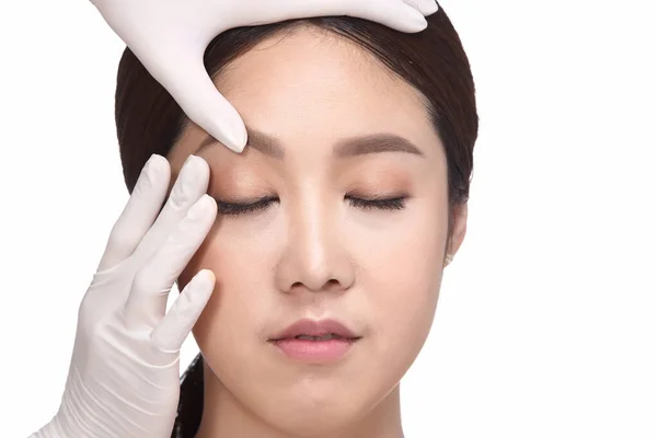 Läkare Injicerar Fyllmedel Botox Till Asiatiska Kvinna Skönhet Ansikte Som — Stockfoto