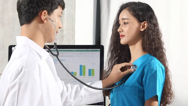 Doctor Hombre Uniforme Con Estetoscopio Comprobar Pulso Latido Del Corazón —  Fotos de Stock