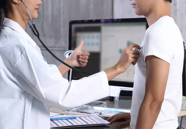 Läkare Kvinna Uniform Med Stetoskop Kontroll Diskutera Hälsotillstånd Och Puls — Stockfoto