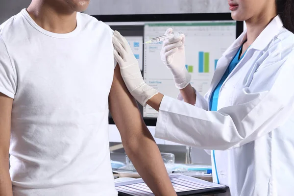 Läkare Kvinna Uniform Med Stetoskop Injicera Spruta Till Man Patient — Stockfoto