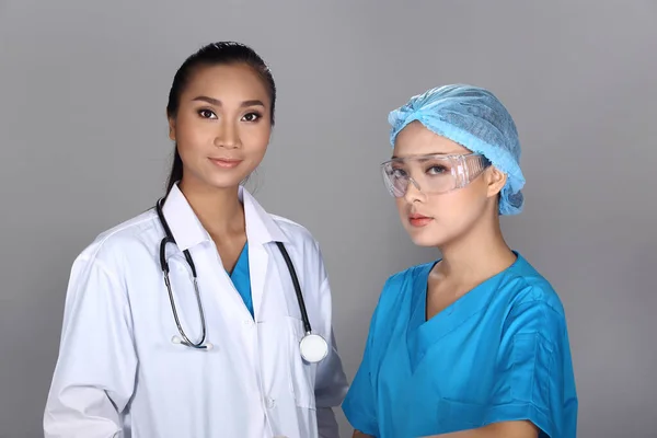 Médico Asiático Blanco Con Estetoscopio Camisa Blanca Enfermera Azul Camisa —  Fotos de Stock