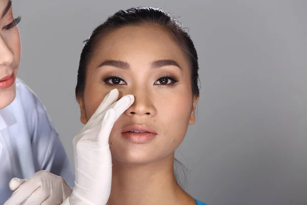 Asian Doctor Pielęgniarka Sprawdzić Strukturę Nosa Przed Zabiegiem Plastycznym Wstrzyknąć — Zdjęcie stockowe