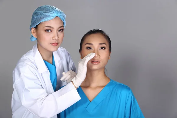 Enfermeira Médica Asiática Verificar Estrutura Nariz Rosto Antes Cirurgia Plástica — Fotografia de Stock