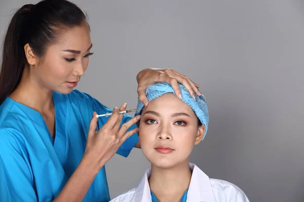 Asiatische Arzt Krankenschwester Überprüfen Gesicht Stirnstruktur Vor Der Plastischen Chirurgie — Stockfoto