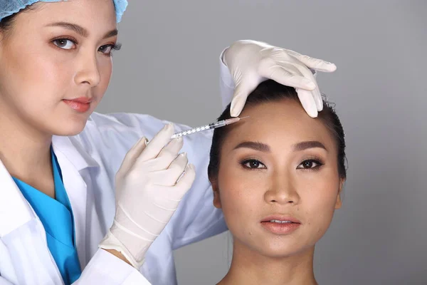 Asiatisk Läkare Sjuksköterska Kontrollera Ansikte Panna Struktur Före Plastikkirurgi Och — Stockfoto