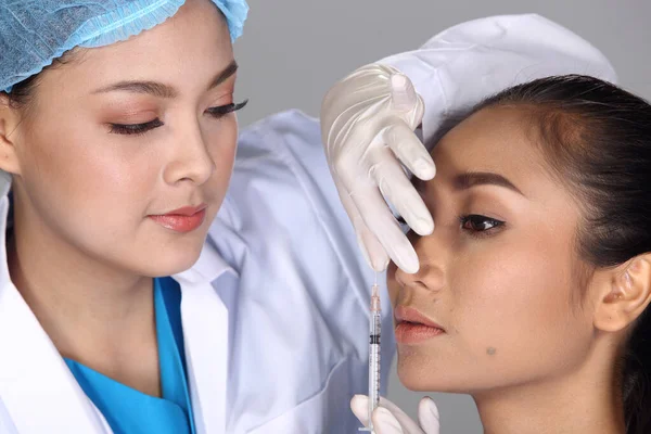Asiatiska Läkare Sjuksköterska Kontrollera Ansikte Näsan Struktur Före Plastikkirurgi Och — Stockfoto