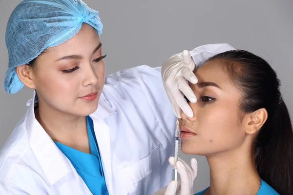Азіатський Лікар Медсестра Перевірка Обличчя Структура Носа Перед Пластичною Хірургією — стокове фото