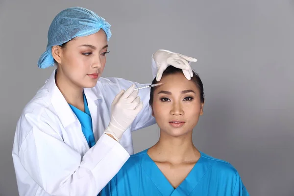 Asiatische Arzt Krankenschwester Überprüfen Gesicht Stirnstruktur Vor Der Plastischen Chirurgie — Stockfoto