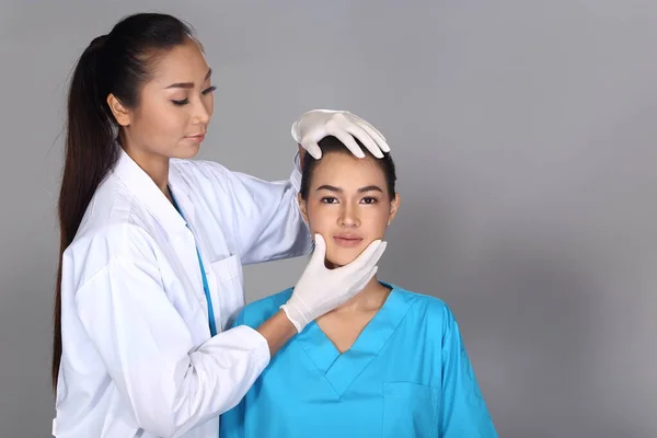 Asiático Doctor Nurse Verificar Rosto Testa Chinstructure Antes Cirurgia Plástica — Fotografia de Stock