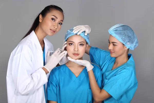 Grupp Asiatiska Läkare Sjuksköterska Kontrollera Ansikte Kindben Struktur Före Plastikkirurgi — Stockfoto