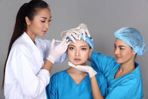 Група Азіатських Лікарів Медсестер Перевіряє Структуру Чола Перед Пластичною Операцією — стокове фото