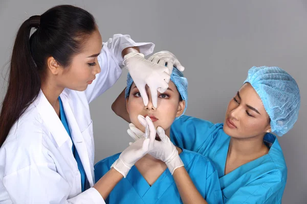 Grupp Asiatiska Läkare Sjuksköterska Kontrollera Ansikte Näsan Struktur Före Plastikkirurgi — Stockfoto
