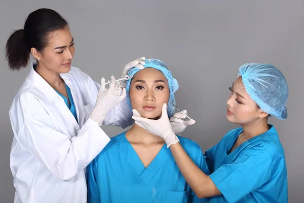 Grupa Asian Doctor Pielęgniarka Sprawdzić Twarz Czoło Strukturę Policzka Przed — Zdjęcie stockowe