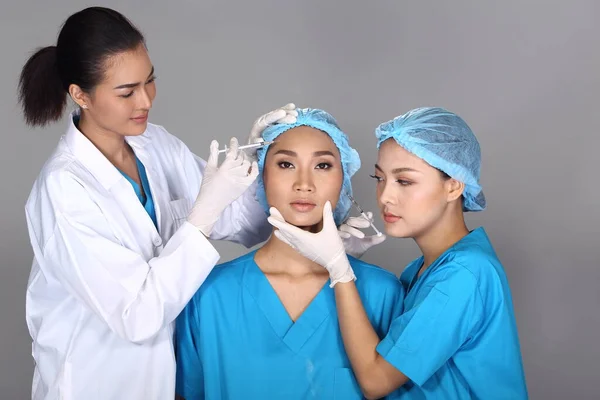 Grupp Asiatiska Läkare Sjuksköterska Kontrollera Ansikte Panna Kinden Struktur Före — Stockfoto