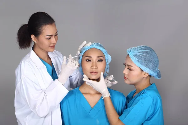 Gruppe Von Asiatischen Arzt Krankenschwester Überprüfen Gesicht Stirn Wangen Struktur — Stockfoto