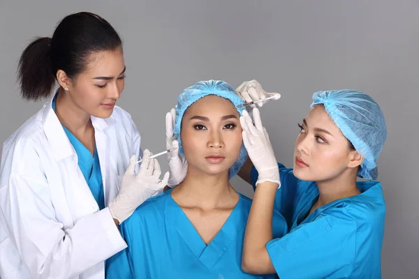 Grupo Asiático Doctor Nurse Verificar Rosto Testa Estrutura Antes Cirurgia — Fotografia de Stock