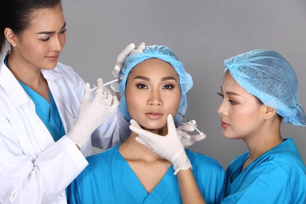 Gruppe Von Asiatischen Arzt Krankenschwester Überprüfen Gesicht Stirn Wangen Struktur — Stockfoto