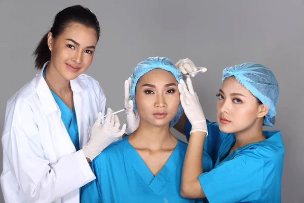 Grupo Asiático Doctor Nurse Verificar Rosto Testa Estrutura Antes Cirurgia — Fotografia de Stock