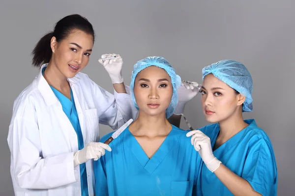 Grupp Asiatiska Läkare Sjuksköterska Kontrollera Ansikte Struktur Före Plastikkirurgi Och — Stockfoto