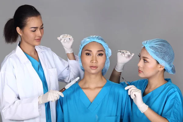 Grupp Asiatiska Läkare Sjuksköterska Kontrollera Ansikte Struktur Före Plastikkirurgi Och — Stockfoto
