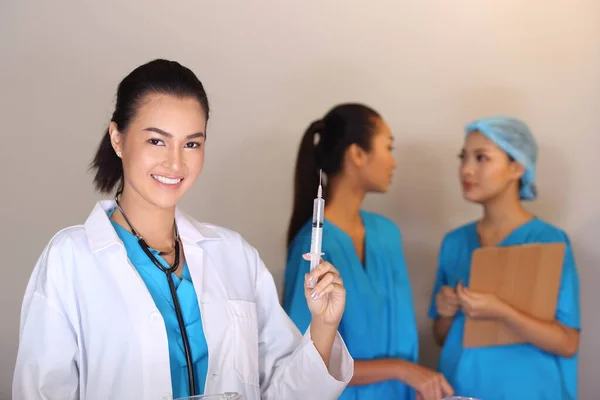 Hermosa Mujer Asiática Doctor Camisa Blanca Estetoscopio Mostrar Jeringa Dos — Foto de Stock